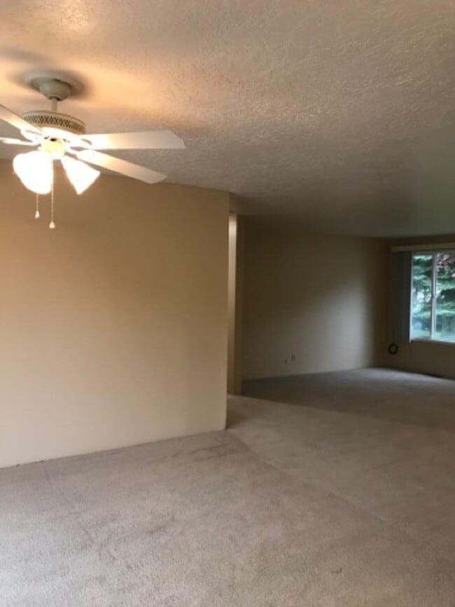 Building Photo - 204 Crestview Dr