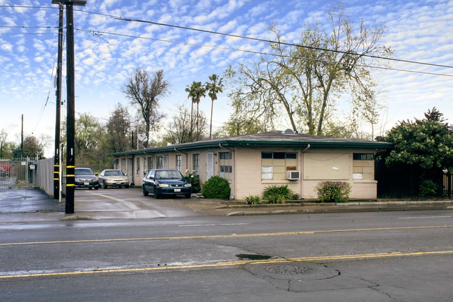 Building Photo - 2501-2505 Fruitridge Rd