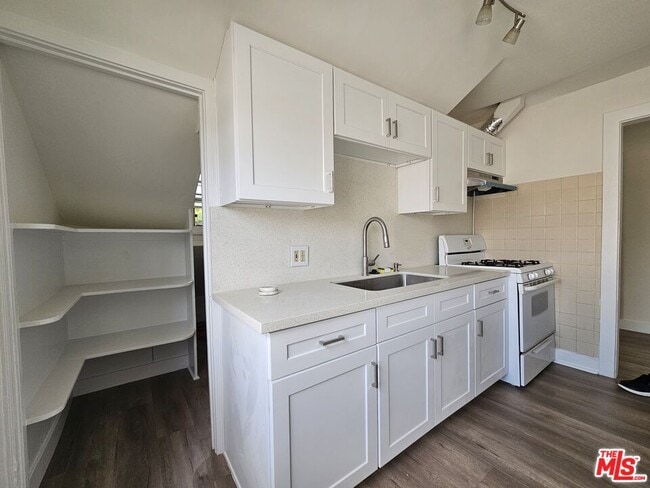 Building Photo - 138 N Kingsley Dr