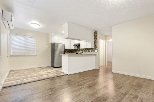 Building Photo - 2 Bed / 1 Bath Bright Apartment with Parking in Echo Park - 1 Block From Echo Park Lake!