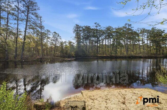 Foto del edificio - 220 Stubbs Dr