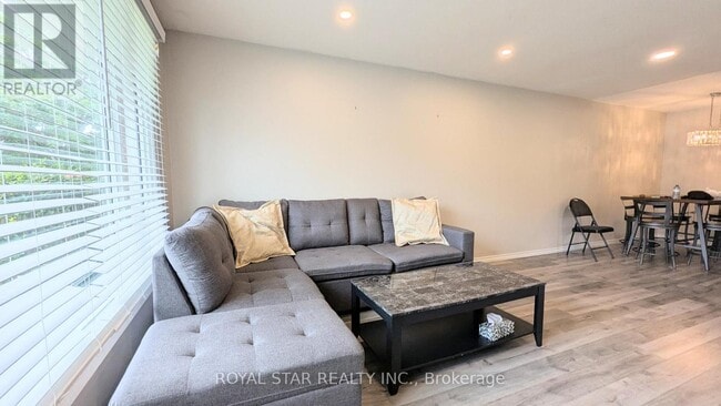 Photo du bâtiment - 42 Witty Ave