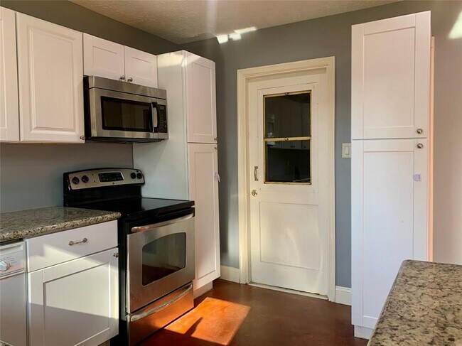 Building Photo - 1713 Willow Oaks Cir