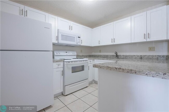 Building Photo - 6882 NW 173rd Dr
