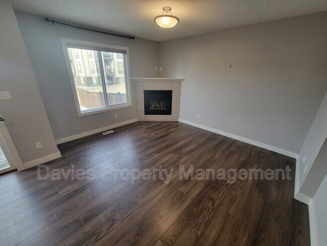 Building Photo - 5404-5414 14 Ave SW