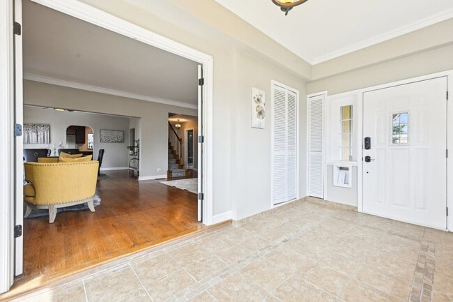 Building Photo - 1420 Oakton St