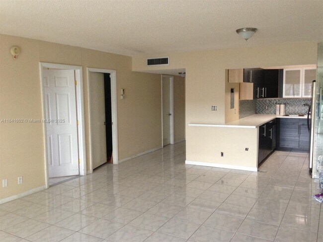 Foto del edificio - 6101 N Falls Cir Dr