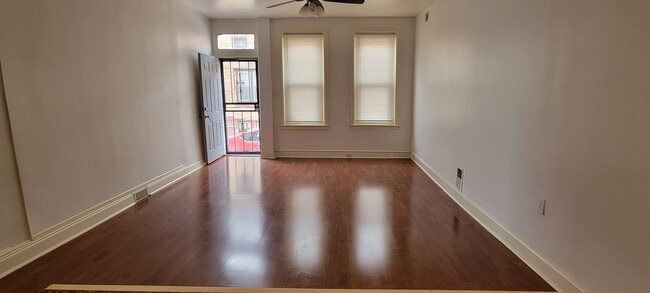 Foto del edificio - 2415 N Douglas St