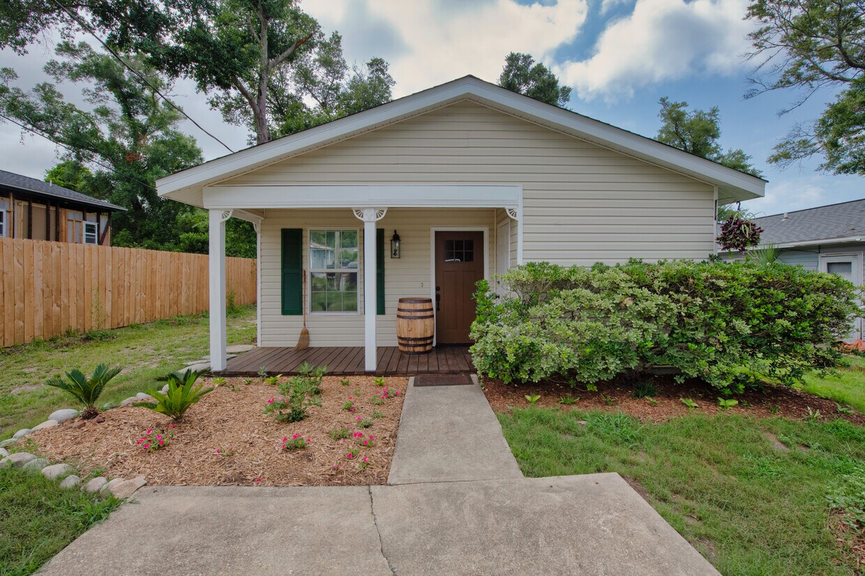 Primary Photo - 304 N E St