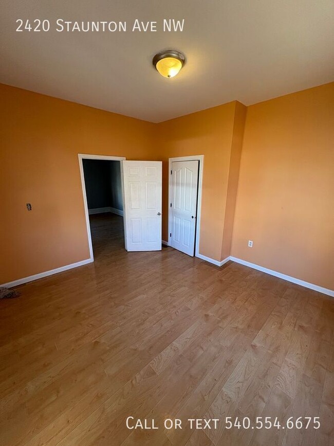 Building Photo - 4 Bed 2 Bath House off Orange Ave! (EXCUSE...