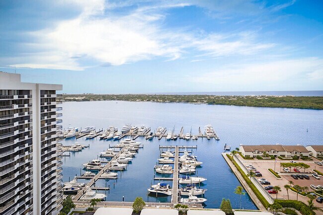 Foto del edificio - 155 Lakeshore Dr