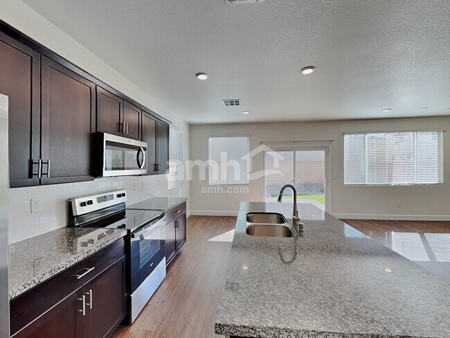 Foto del edificio - 696 N Water St