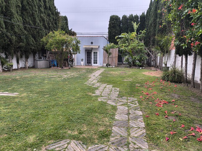 Enorme patio trasero como un parque con estudio de artista separado en la parte trasera, todo para usted. - 2330 Hauser Blvd