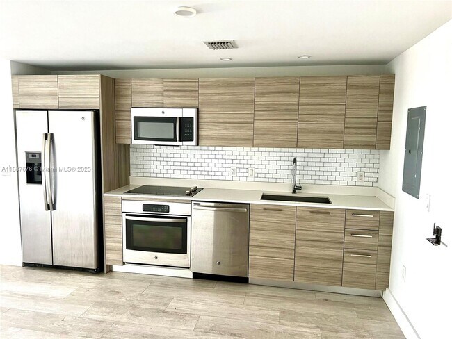 Foto del edificio - 121 NE 34th St