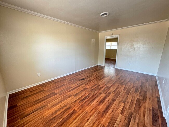 Building Photo - 360 Virtual Tour Available