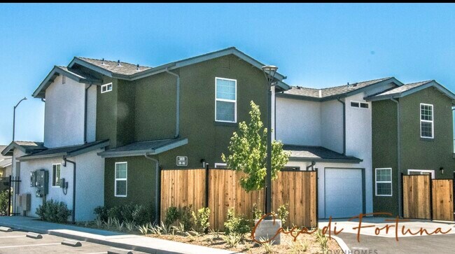 Building Photo - 5870 W Santa Ana Ave