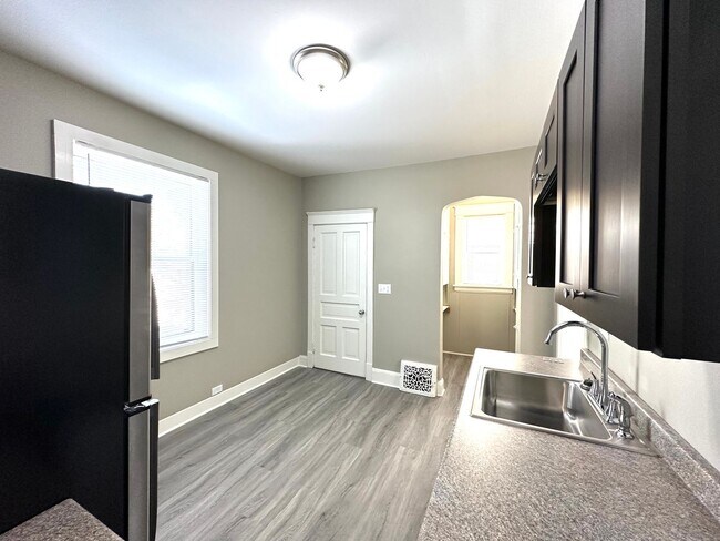 Building Photo - AVAILABLE JUNE - Beautifully Renovated 4 B...