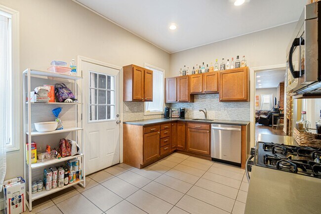 Foto del edificio - 5 bed, 2.5 Bath, Southside Flats