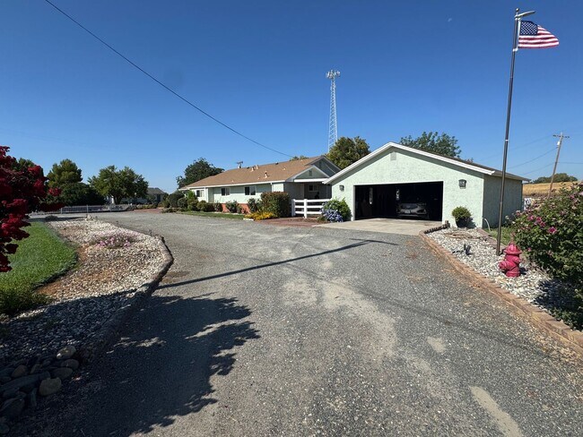 Foto del edificio - Beautiful 3 Bed / 2 Bath  on 1.8 Acres Ple...