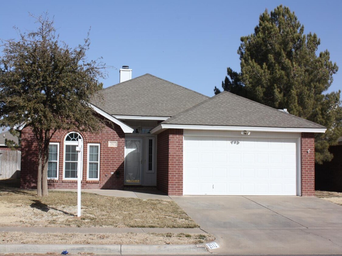 Primary Photo - Beautiful House Located In University Pine...