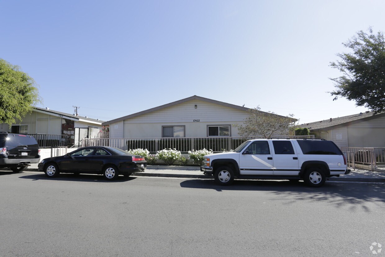 Building Photo - 17422 Queens Ln