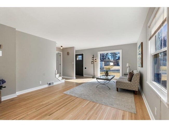 Foto del edificio - 2910 Vernon Ave S