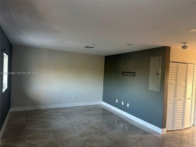 Foto del edificio - 587 NW 100th St