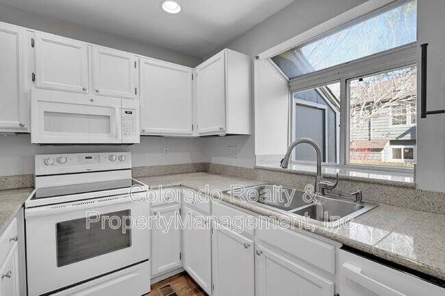 Building Photo - 1239 S Flower Cir