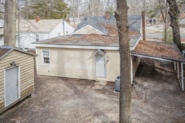 Building Photo - 3 Bed/2 Bath with a great back yard!