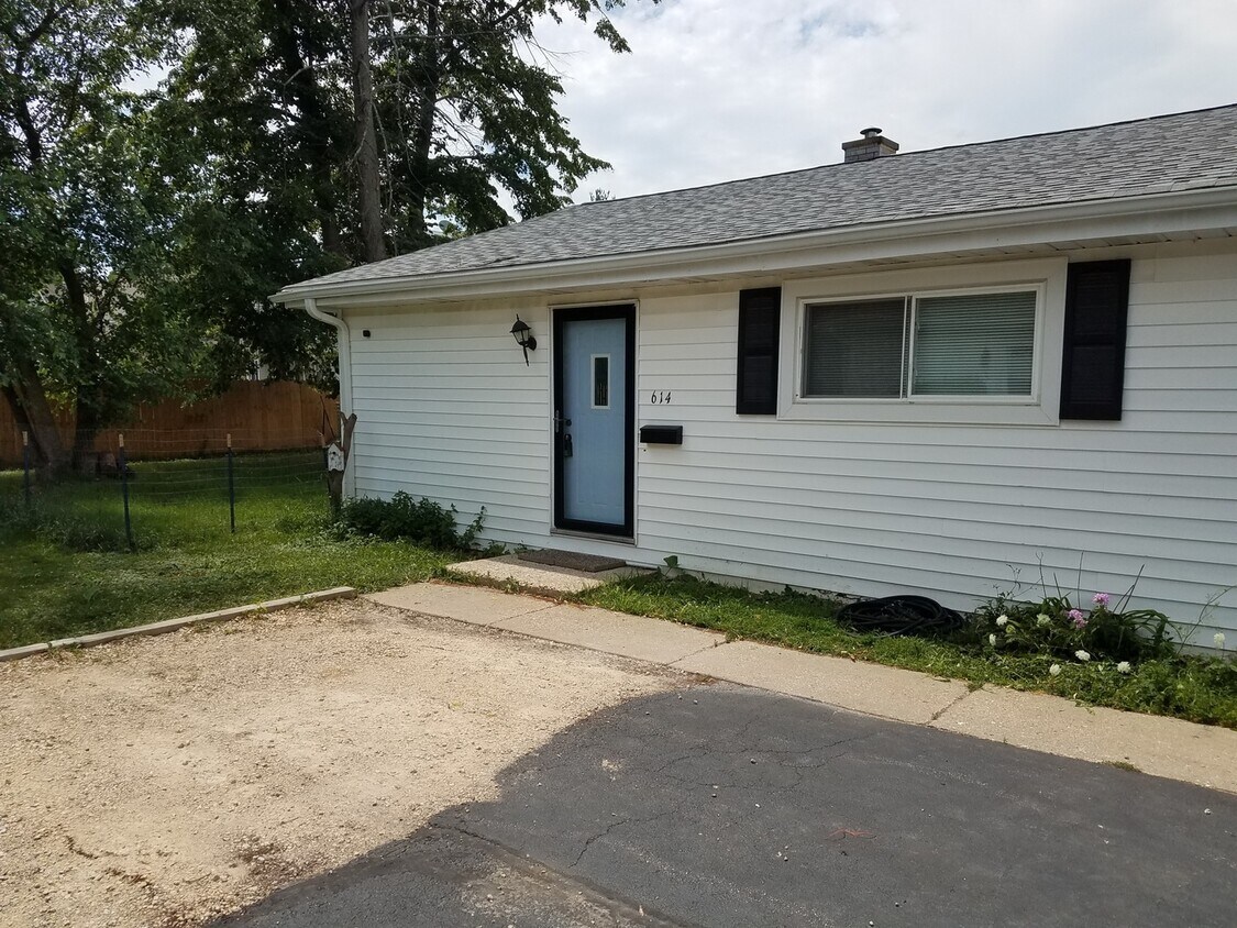 614 St Johns Rd, Woodstock, IL 60098 Townhome Rentals in Woodstock IL