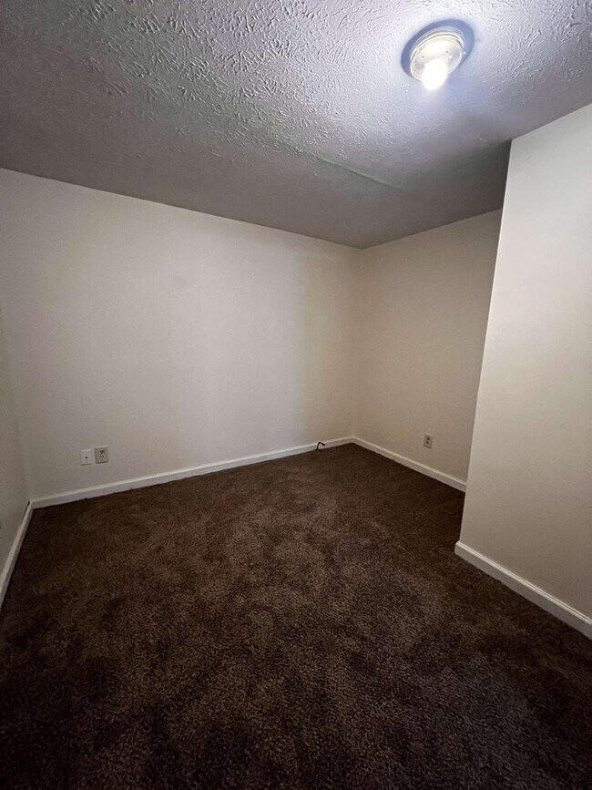 Building Photo - 3-Bedroom, 1-Bathroom Duplex in Spencer, I...