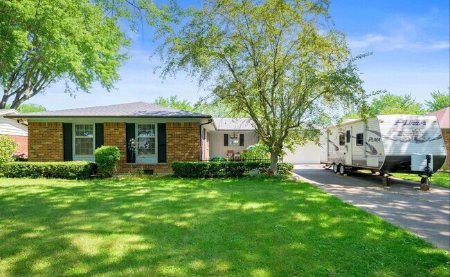 Building Photo - Spacious 4 Bedroom Home in Great Area