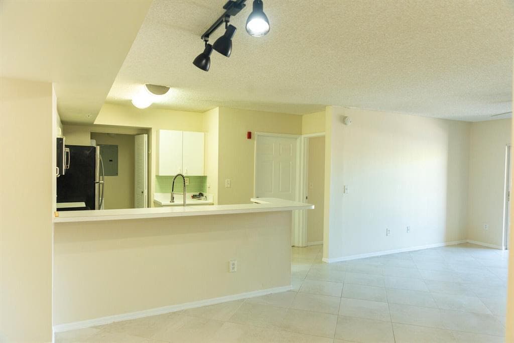 Foto principal - 2600 S University Dr