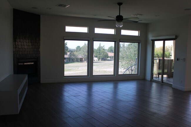Foto del edificio - 11218 Enid Wilson Ln