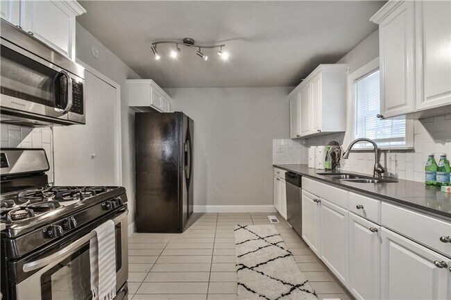 Building Photo - Beautifully Remodeled 4 Bedroom Home near ...