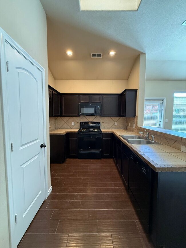 Building Photo - 125-131 Creekside Villa Dr