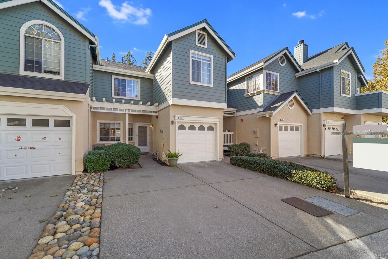 Front - 20 Manchester Ln