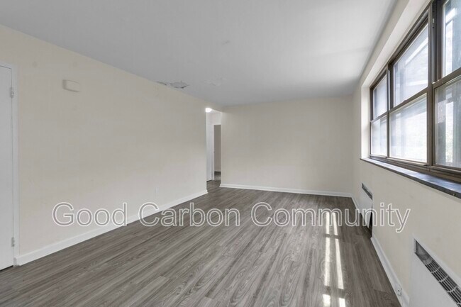 Building Photo - 1022 Delaware Ave