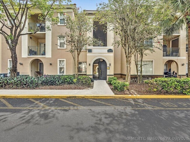 Foto del edificio - 2433 Centergate Dr