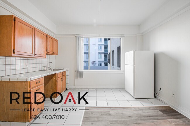 Building Photo - 630 S Kenmore Ave
