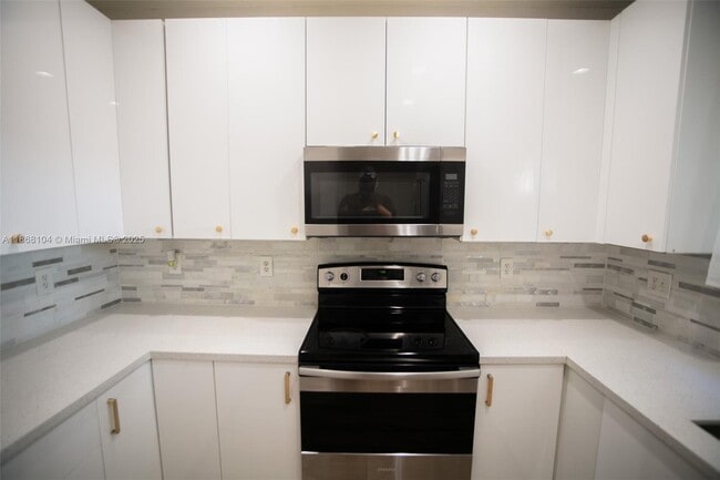 Building Photo - 1112 NE 41st Ave