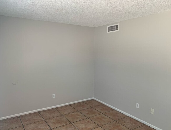 Building Photo - 1319 E Vista Ave