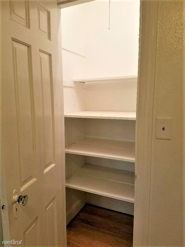 Building Photo - 1 br, 1 bath Duplex - 102 N Center St