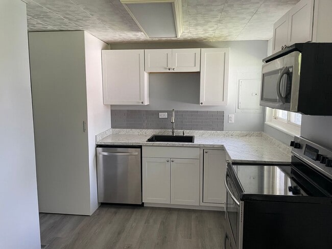 Building Photo - Beautifully renovated 3 bed/2 bath home
