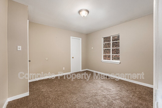 Building Photo - 836 Vanderbilt St