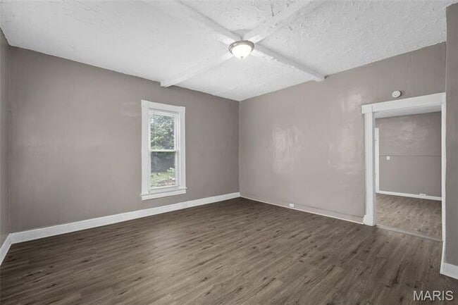 Building Photo - Completely remodeled and move-in ready!