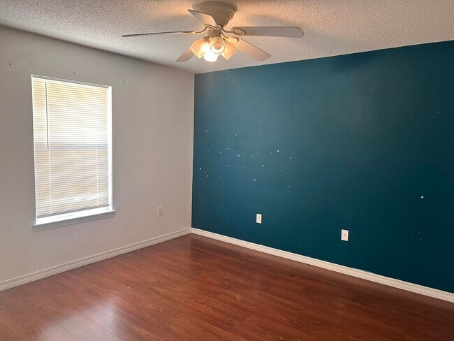 Building Photo - 301 Lakeview Dr