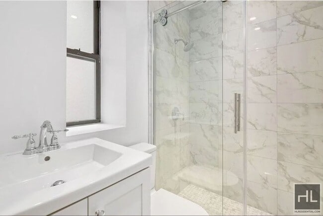 Building Photo - 252 W 76th St