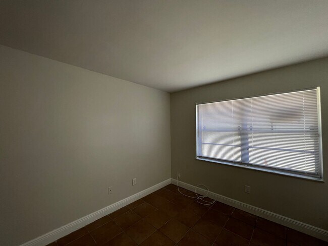 Building Photo - 2/1 Duplex