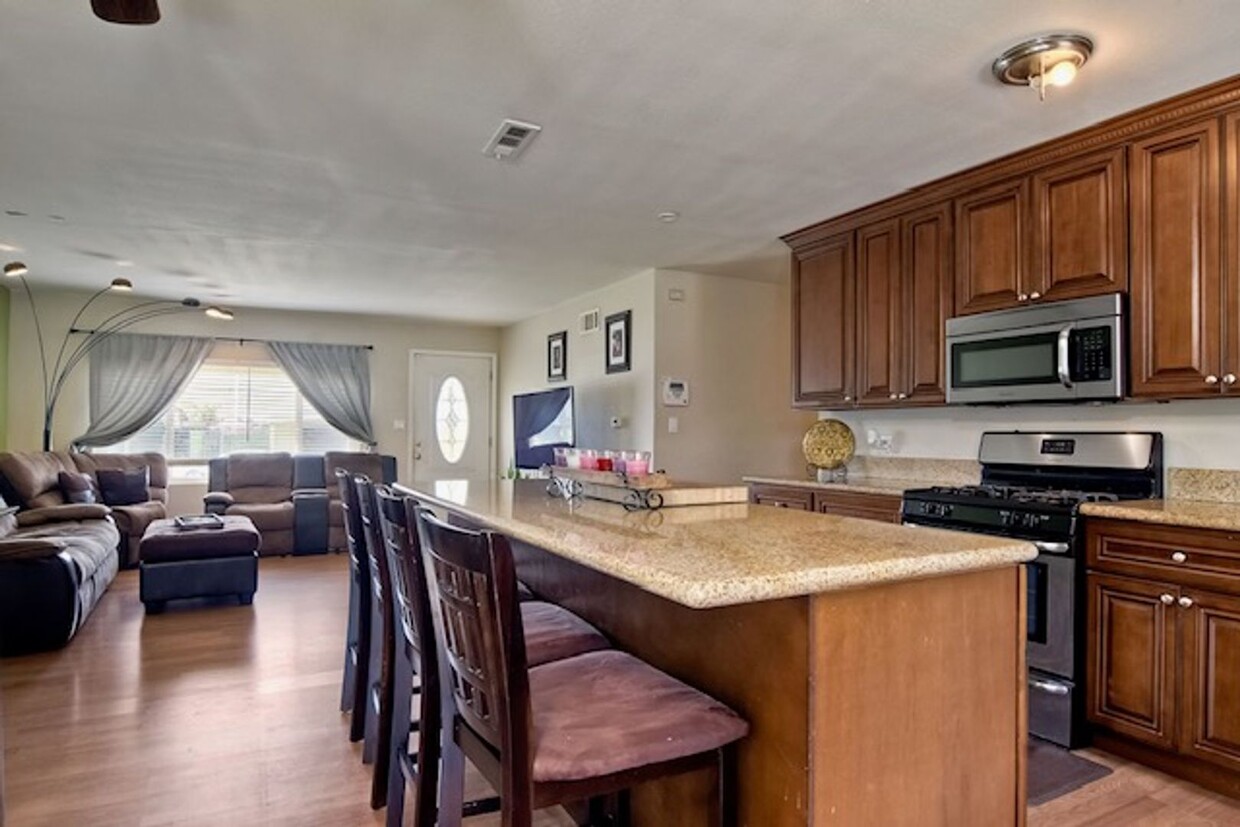 Foto principal - Beautifully remodeled 3-bedroom 2 bath hom...